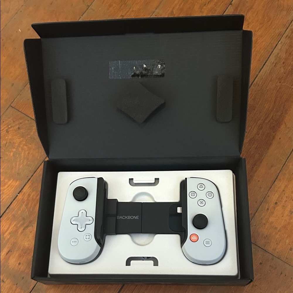 Black Gaming Controller - Picture 2 of 3